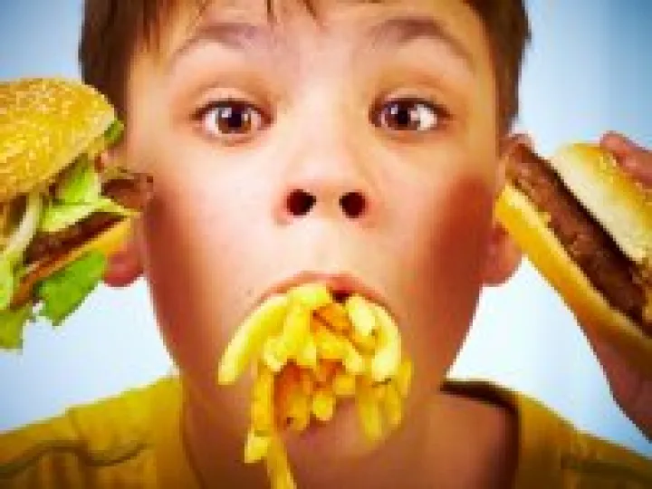 Child eating fast food 01