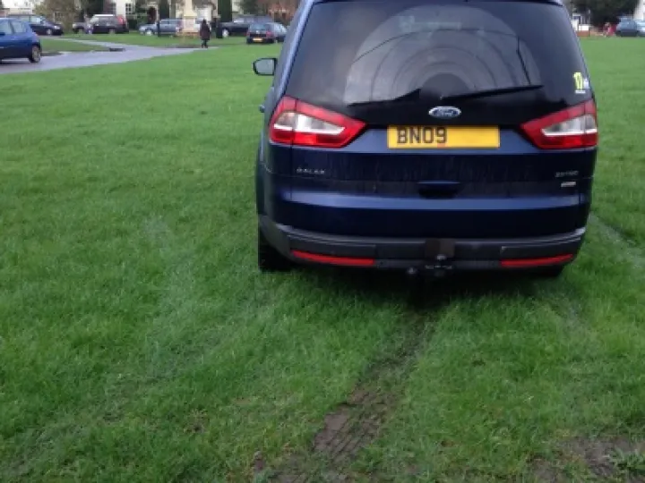 Car on ChurchEndGreen 02