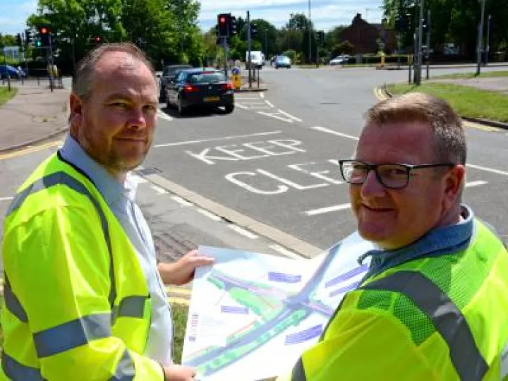 A418 Oxford Road improvements &ndash; Mark Shaw and Paul Irwin with plan DSC_1652
