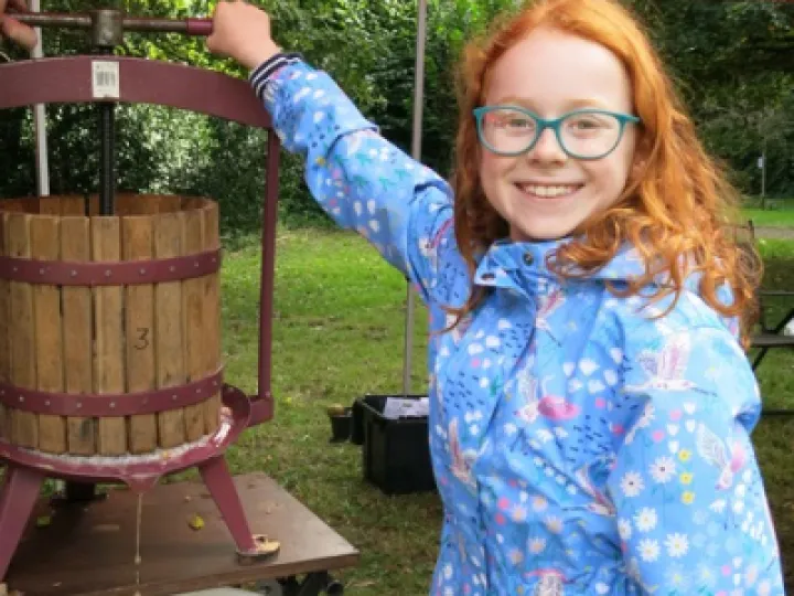 Apple Pressing &ndash; A Happy Helper