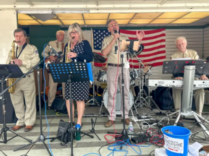 Moonlight Serenade Perform Music From Glen Miller (1)