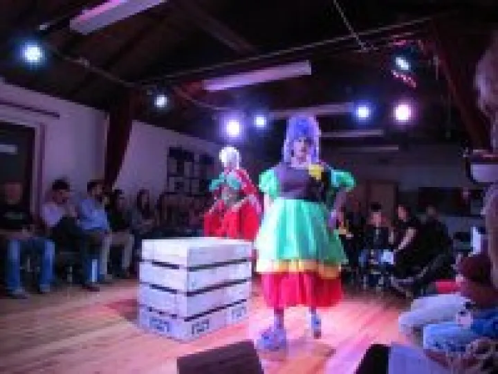 Sisters Beryl and Cheryl