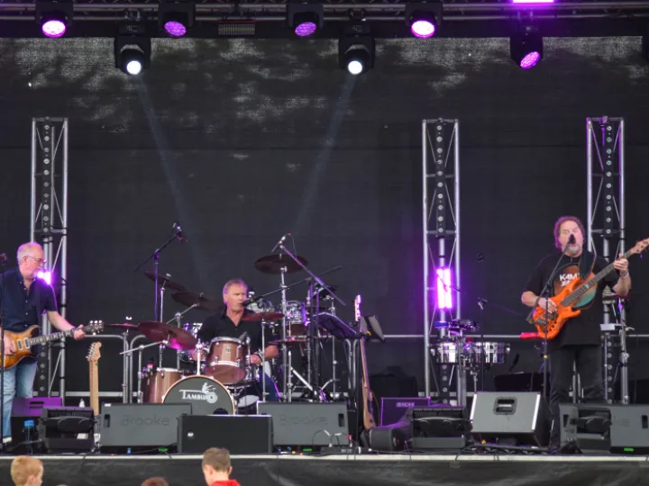 Gambler Perform On Stage (1)