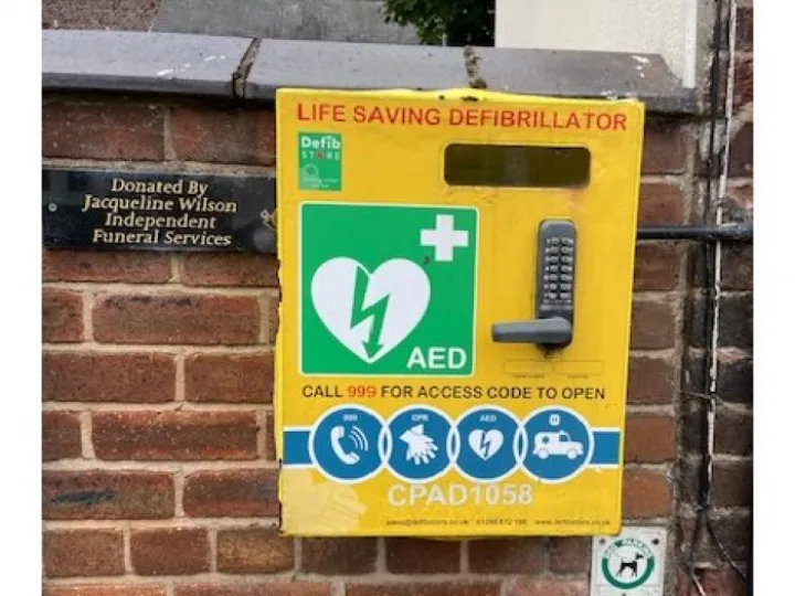 Defibrillator &ndash; High Street